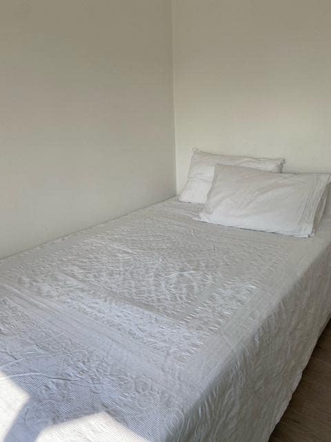 Newly decorated small double room  Main Photo
