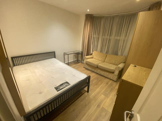 Luxury Large Room  - 2 Mins Walk from Station Main Photo
