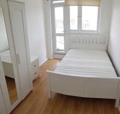 Spacious Room Zone 2 Transport links.  Main Photo