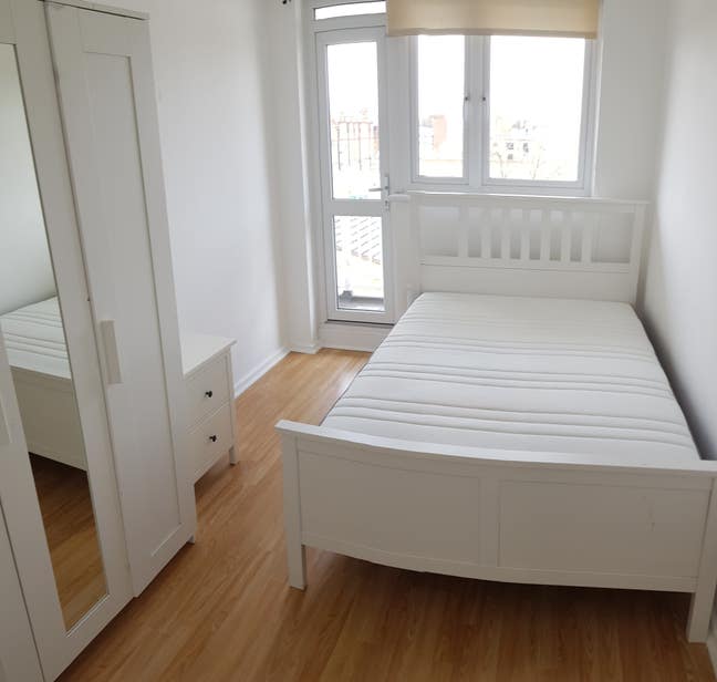 Spacious Room Zone 2 Transport links.  Main Photo