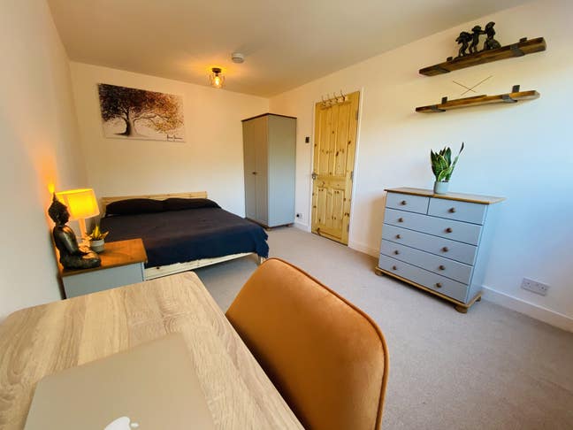 Large Double Room near Cheadle Village Main Photo