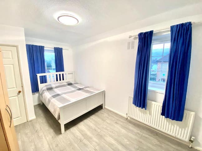 Large Double bedroom Main Photo