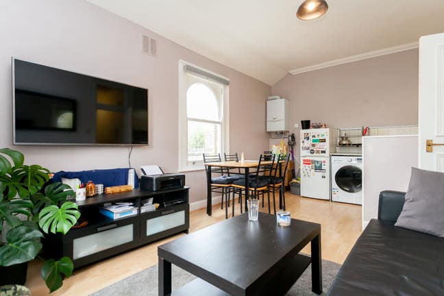 Superb 1 double bedroom flat seconds to Arsenal St Main Photo