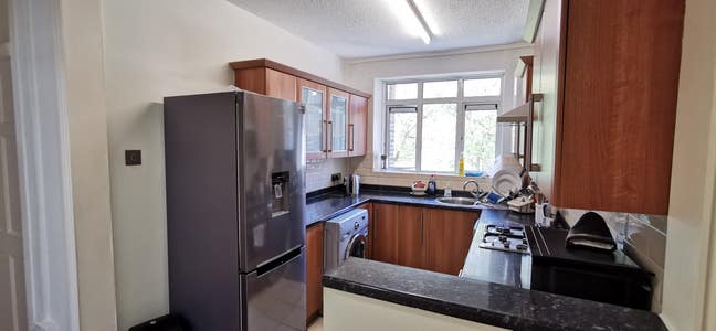 £1000 IncBills L.Double/Balcony WhiteCity Impeiial Main Photo