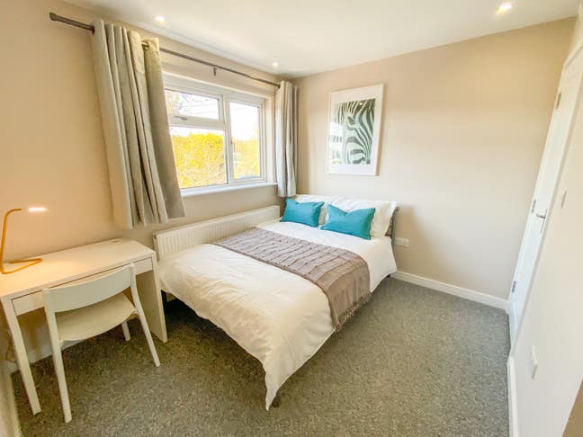 Modern En-Suite Room Near East Surrey Hospital✅ Main Photo