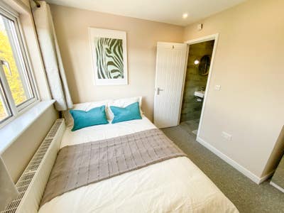 Modern Ensuite in South Earlswood+Bills Included Main Photo