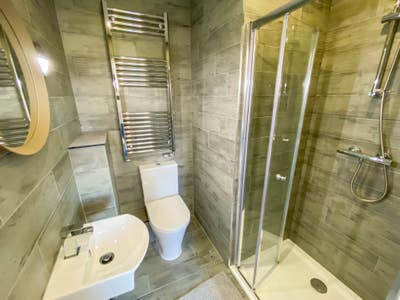 Modern Ensuite|Walk to E. Surrey Hospital+Parking  Main Photo