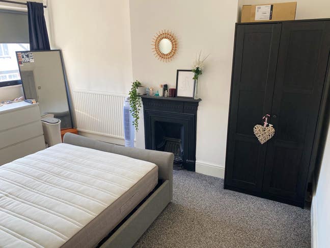 Lovely, bright & large double room to rent Main Photo