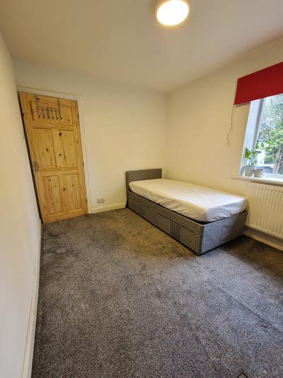 Furnished spacious bedroom for rent Main Photo