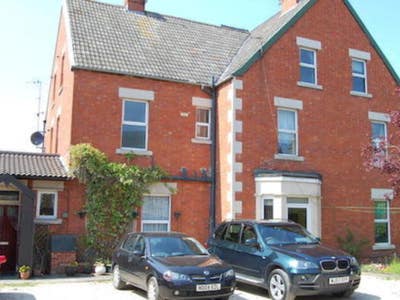 Large bright double ensuite close to town & railwa Main Photo