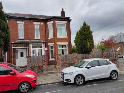 🏥 10 Min Walk to Salford Royal | 5-Bed Houseshare Main Photo