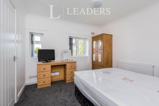 Oliver Road - Double Room with En-suite bathroom! Main Photo