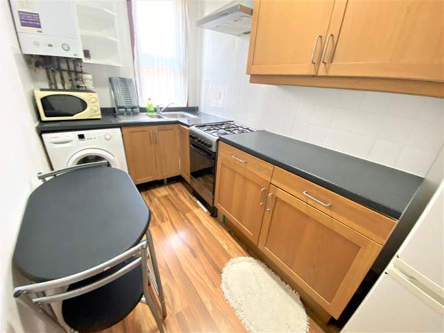 Large Studio with Separate Private Kitchen £1000 Main Photo