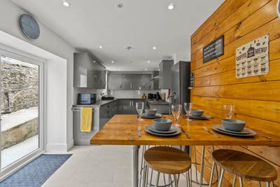 Large Double Rm &pound;540/month - perfect for Dockyard  Main Photo