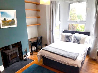 Bay window front room in professional house share Main Photo