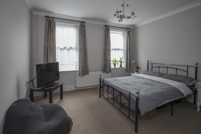 Beautiful large double room 4 min walk E Croy St Main Photo