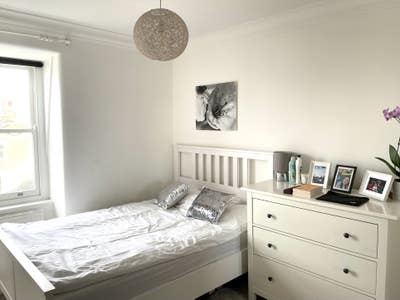 Shortlet bedroom Putney in August&September Main Photo