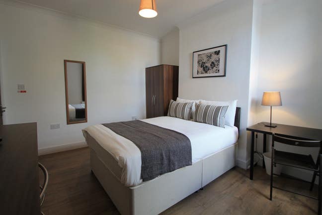 Clean and modern room in a well looked after home Main Photo