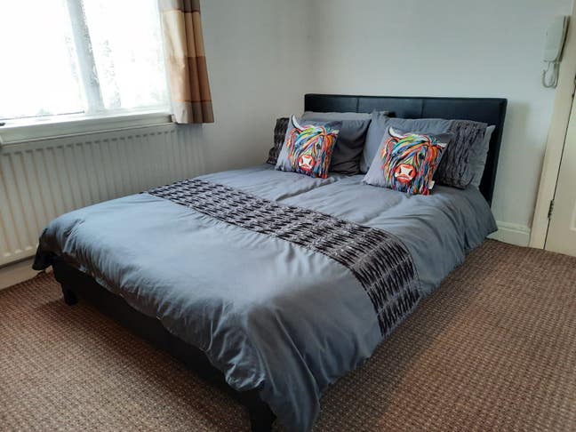 Lovely en-suite room with off road parking Main Photo