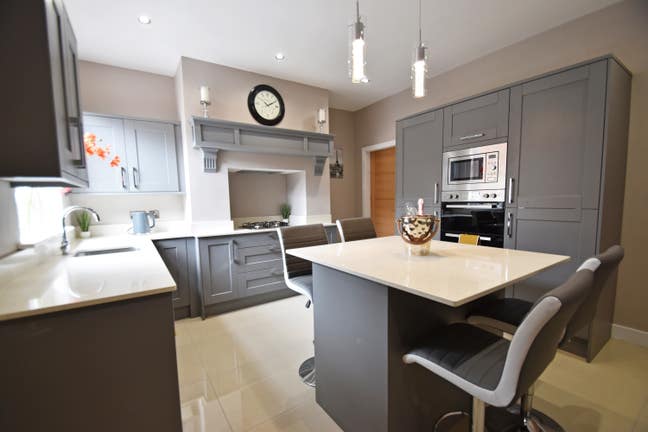 Luxury Room in Shared House  Main Photo