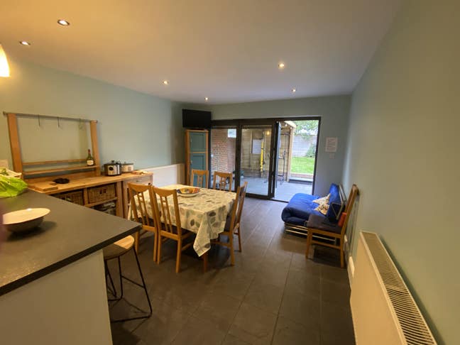 Lovely single room available in Upton Main Photo