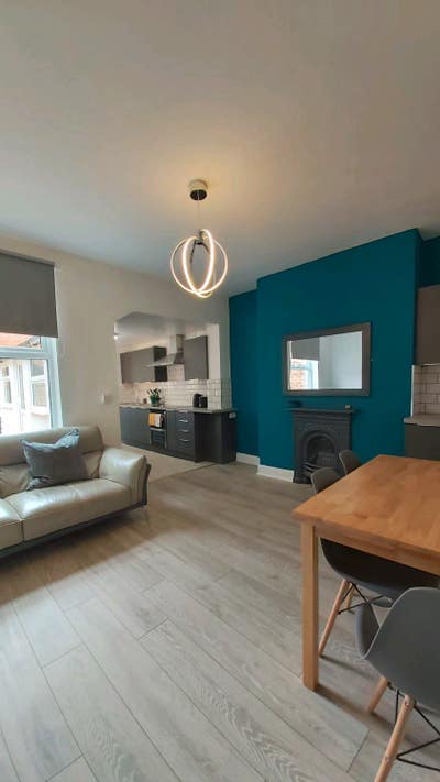 Large Double En-Suite Room Bills Inc  Main Photo