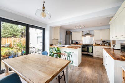 Single Room in Beautiful Home - 30 secs to tube Main Photo