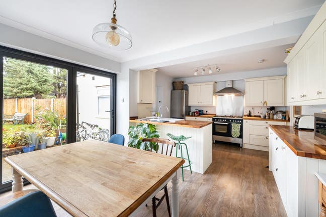 Single Room in Beautiful Home - 30 secs to tube Main Photo