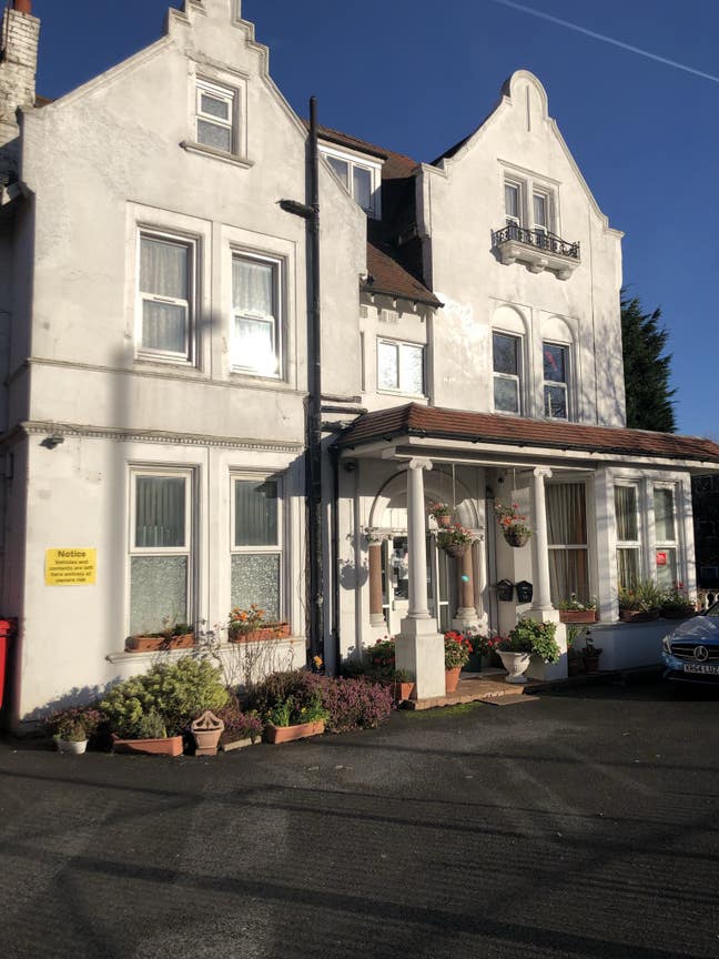 En suite furnished single room to let. Main Photo