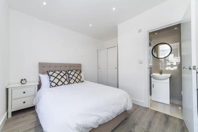 En-Suite Rooms - Stylish Home  Main Photo