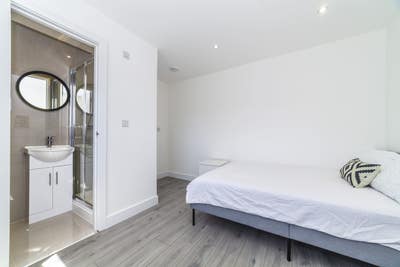 Elegant Modern Home with Spacious En-Suite Rooms Main Photo