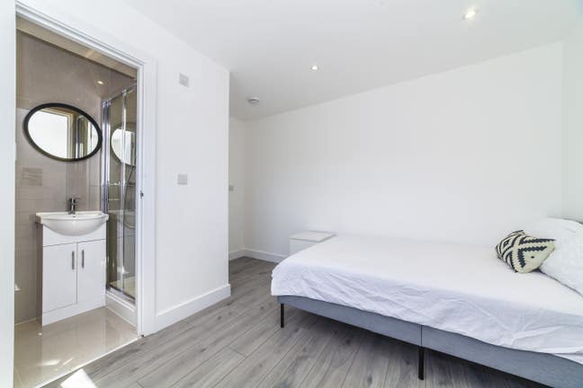 Elegant Modern Home with Spacious En-Suite Rooms Main Photo