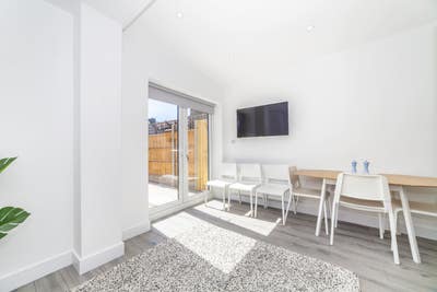 En-Suite Rooms - Stylish Home  Main Photo