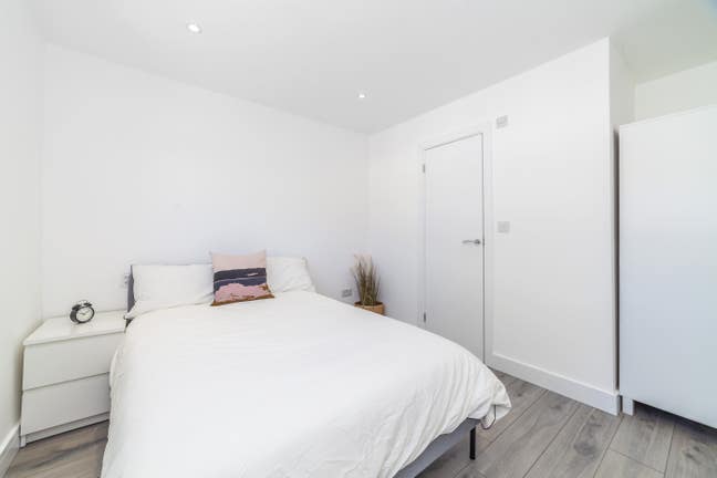 Stylish Modern Home with Large En-Suite Rooms Main Photo