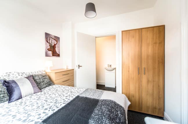 Ensuite Room. 2 minutes to Metro. All bills inc. Main Photo