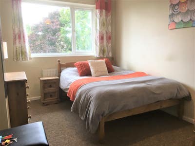 En suite close to hospital+plenty of parking Main Photo