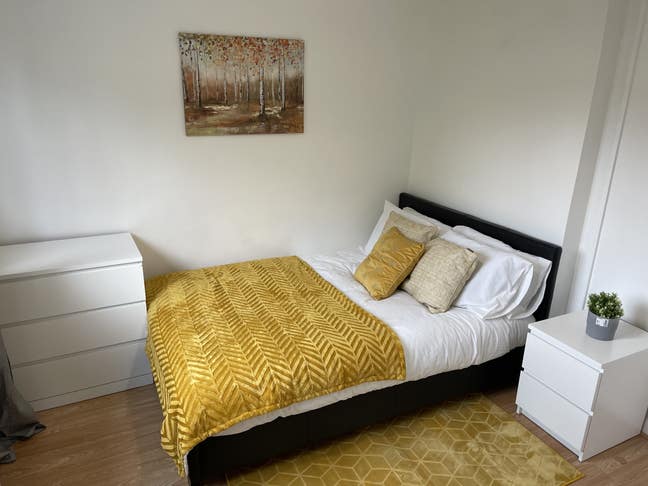 Beautiful 4 Bed Flat 5 Mins To Brockey Station  Main Photo