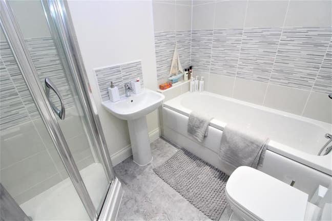 Modern, clean house in Gobowen.  Main Photo