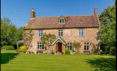 Stunning king size room in beautiful farmhouse Main Photo