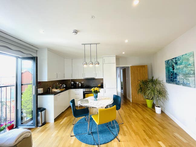 Brand new bright double bedroom for rent !!! Main Photo