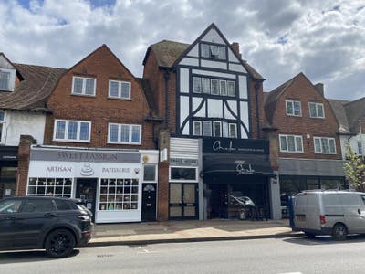 Bedroom in the centre of West Byfleet Main Photo