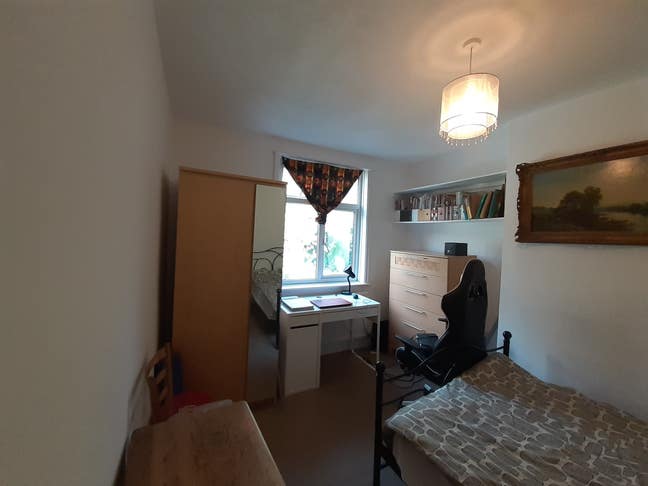 Sunny room in family house Main Photo