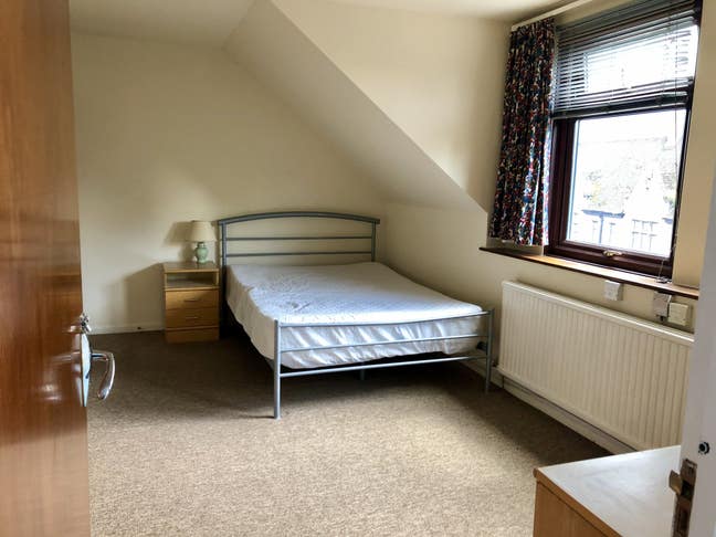 Spacious Ensuite in Cowley - Bills Included Main Photo