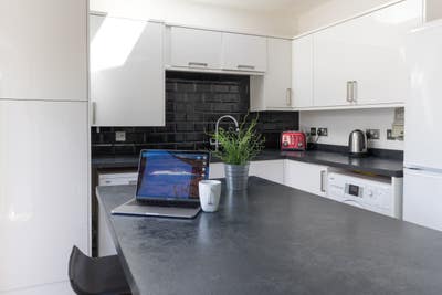 Double room, modern house, close to shops  Main Photo