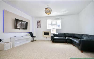  2 bedroom modern first floor flat with Pool & Gym Main Photo