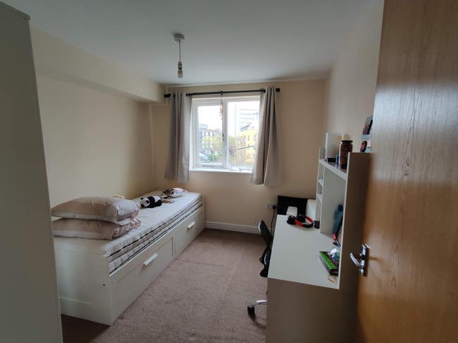 Quiet Flat Close to Oval and King's College Main Photo