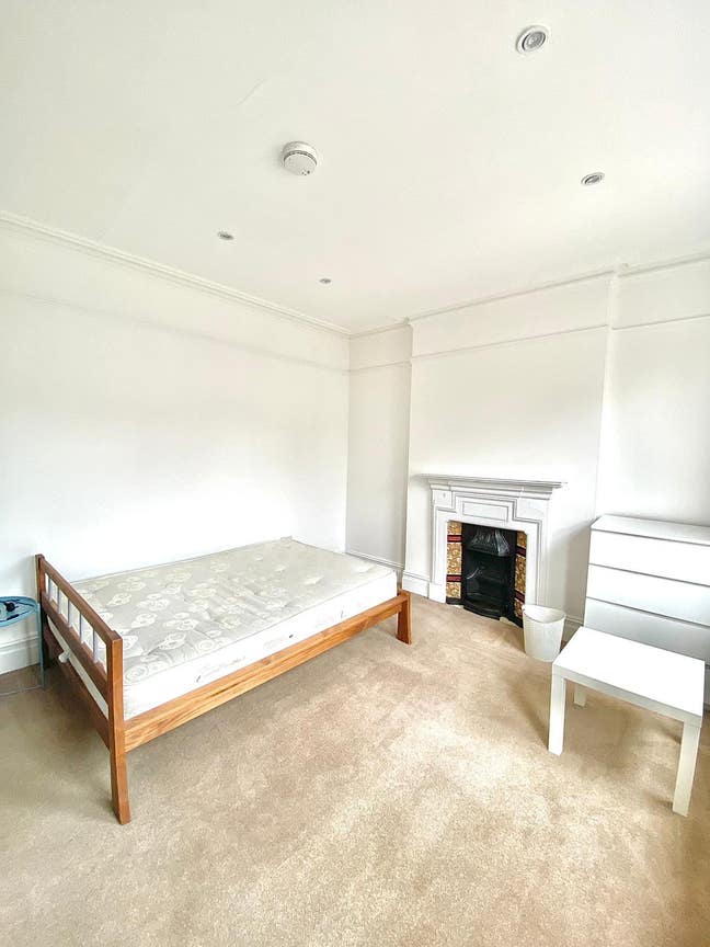 Double Room for rent for replacement Main Photo