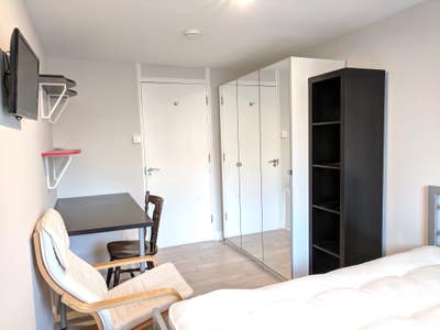 A modern double bedroom in Canary Wharf Main Photo