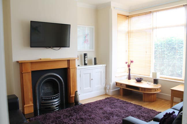 Double Room in Large Modern Professional House Main Photo