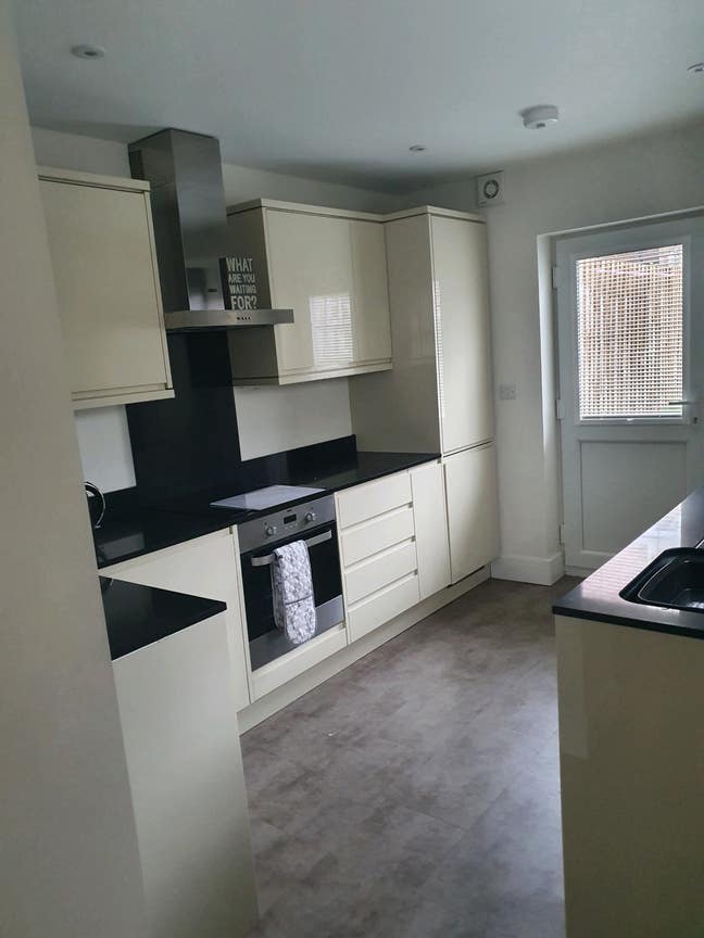 2 Double Rooms opposite town centre Main Photo